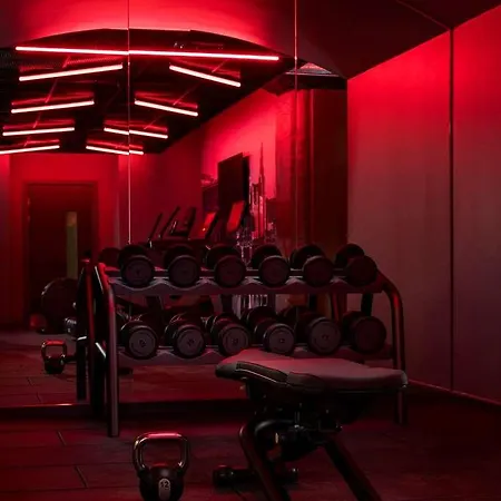 מלון Radisson Red Hotel, 4*