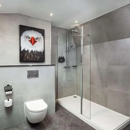 מלון Radisson Red Hotel, 4*