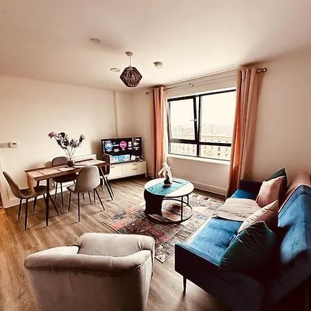 Luxury Central 2-bedroom: Smart Comfort Apartment *