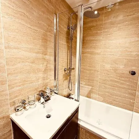 Luxury Central 2-bedroom: Smart Comfort Apartment