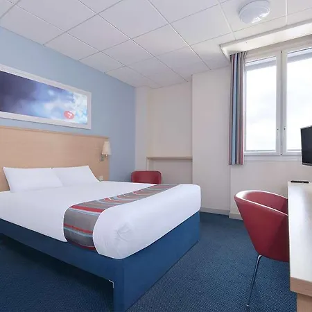Отель Travelodge Central 3*