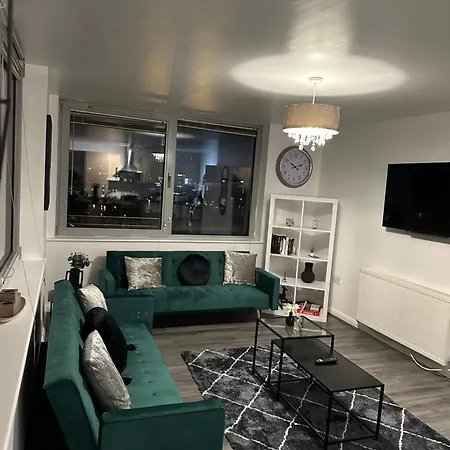 Centre 2 Bed Free Parking *