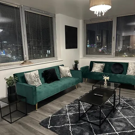 Centre 2 Bed Free Parking