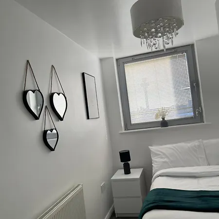 Centre 2 Bed Free Parking شقة *