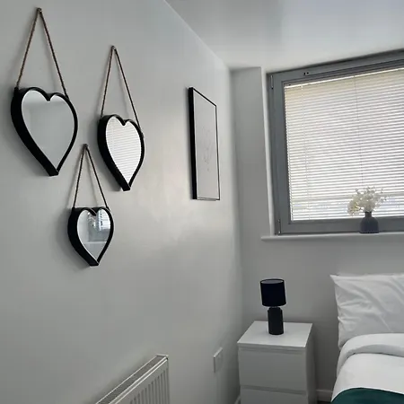 Centre 2 Bed Free Parking شقة