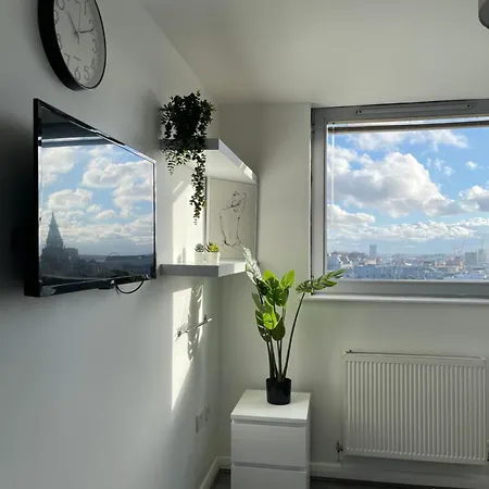 Centre 2 Bed Free Parking شقة
