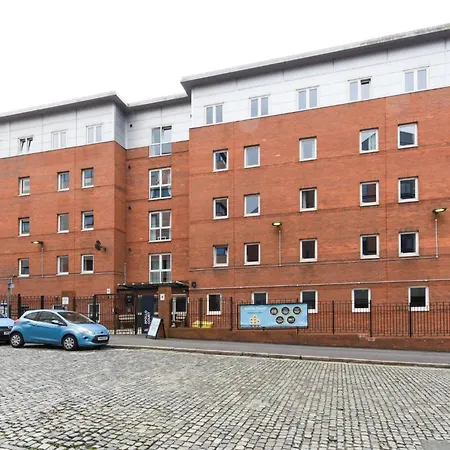 For Students Only - Living In The Heart Of The At Apollo Court
