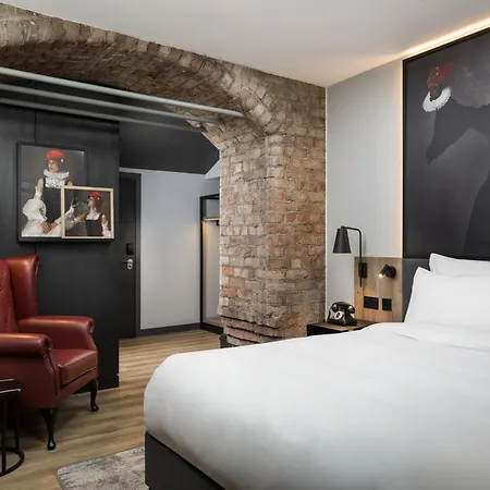 Radisson Red Hotel, מלון 4*