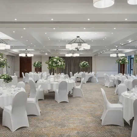 Отель Delta By Marriott Centre 4*