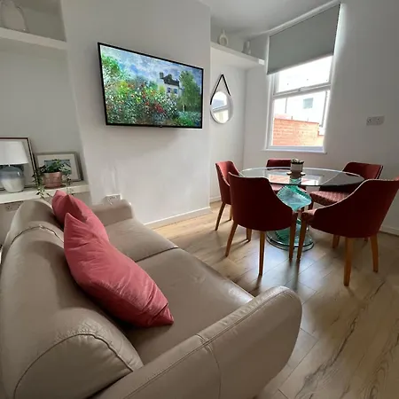 2025 Award Winner Peach House - 4 Bedrooms * Liverpool