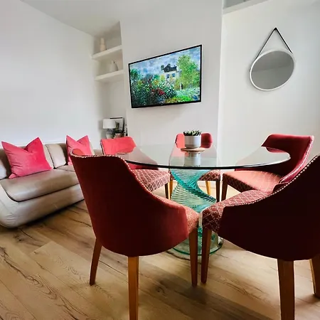 2025 Award Winner Peach House - 4 Bedrooms Сasa de vacaciones