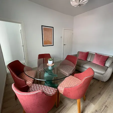 2025 Award Winner Peach House - 4 Bedrooms Сasa de vacaciones