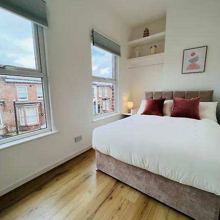 2025 Award Winner Peach House - 4 Bedrooms Liverpool
