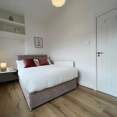 2025 Award Winner Peach House - 4 Bedrooms Liverpool