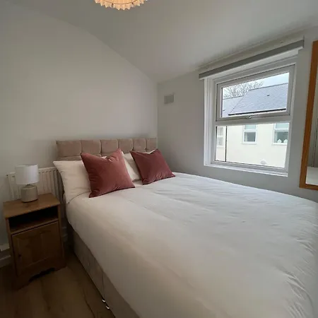 2025 Award Winner Peach House - 4 Bedrooms *