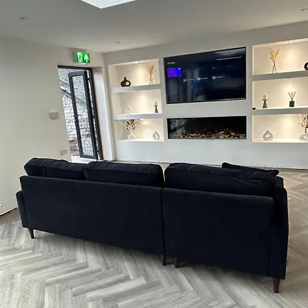 128 Anfield Road Hotel *
