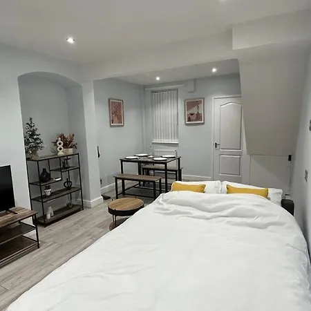 Entire Modern House Close To 2 Stadiums & Town Centre Дом отдыха *