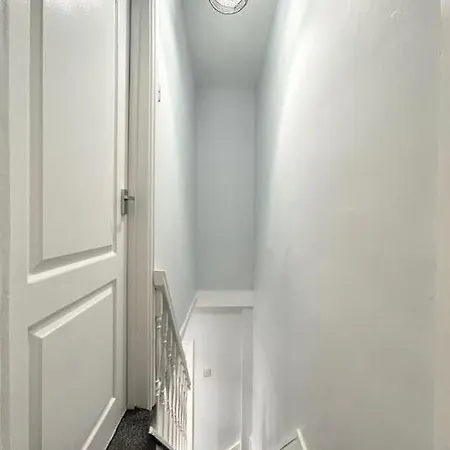 Entire Modern House Close To 2 Stadiums & Town Centre Дом отдыха *