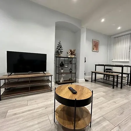 Entire Modern House Close To 2 Stadiums & Town Centre Дом отдыха