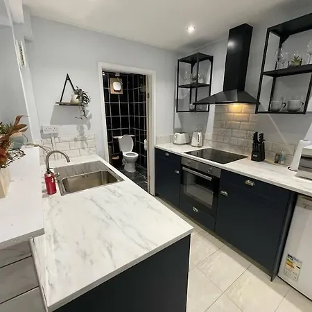 Entire Modern House Close To 2 Stadiums & Town Centre Дом отдыха *