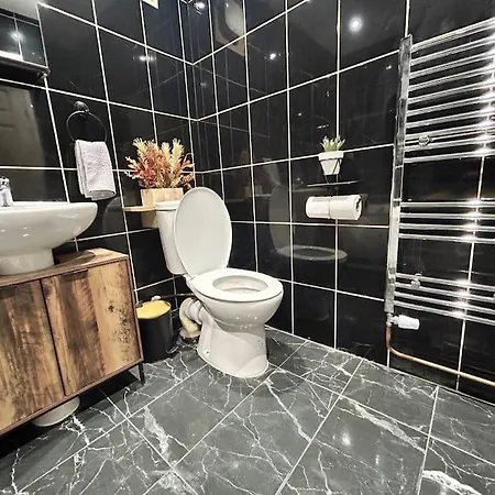 Дом отдыха Entire Modern House Close To 2 Stadiums & Town Centre *