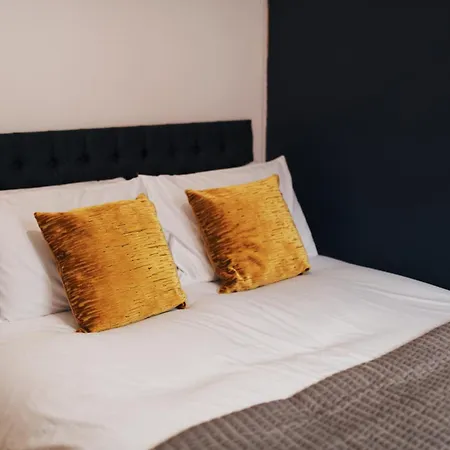 Lamara Deluxe Apartments, * Liverpool