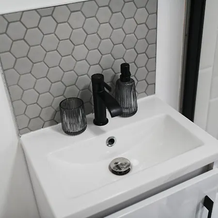 Lamara Deluxe Apartments, *