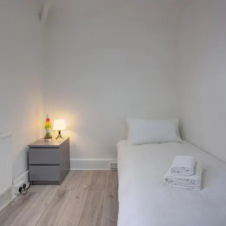 Casa de hóspedes Guestready - Anfield Serene *