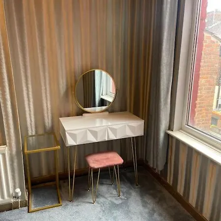 Apartment 3 Bedroom Modern Terraced House