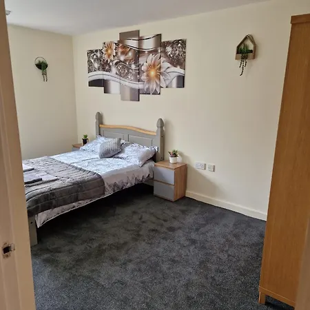 Spacious 2bdr Flat For 5 In Centre *