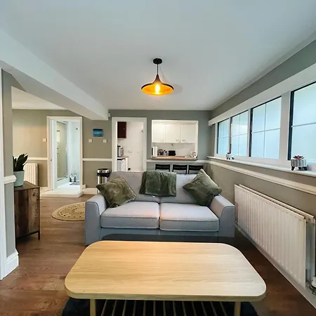Mossley Hill Retreat *