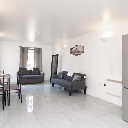 2 Bed 2 Bath Centre Sleep 7