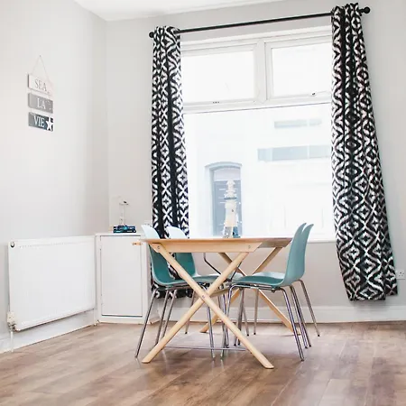 Holiday home Elegant 3br With Fully Equipped Kitchen