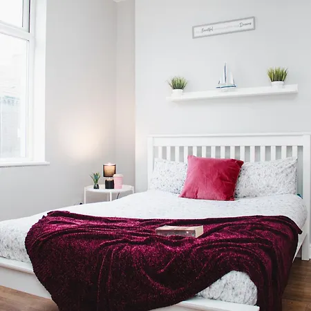 Elegant 3br With Fully Equipped Kitchen Holiday home Liverpool