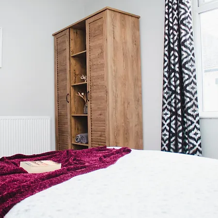 Holiday home Elegant 3br With Fully Equipped Kitchen Liverpool