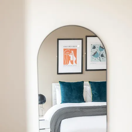 Host & - Richmond Place 206