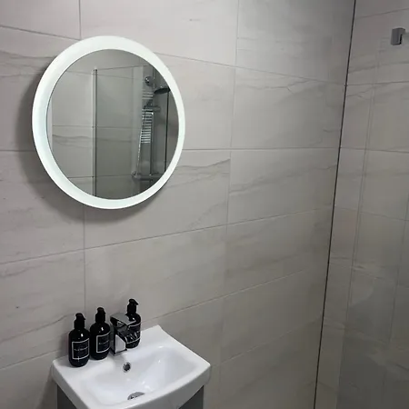 128 Anfield Road Hotel *
