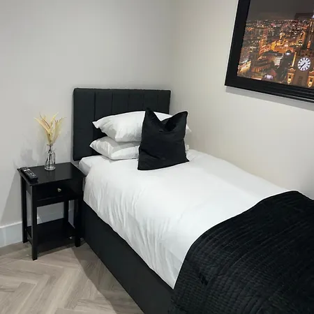 128 Anfield Road Hotel *