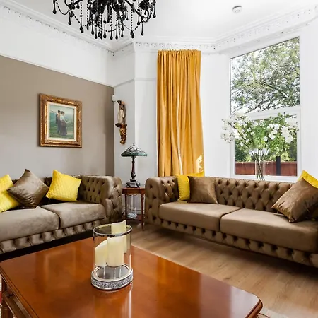 Grand Victorian 6 - En-suites, Hot Tub, Cinema Room, Private Parking & Park View Liverpool