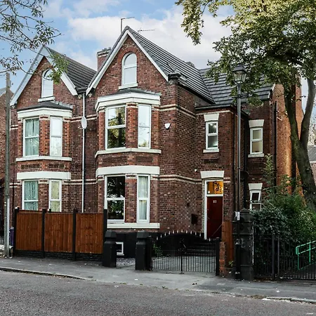 Grand Victorian 6 - En-suites, Hot Tub, Cinema Room, Private Parking & Park View