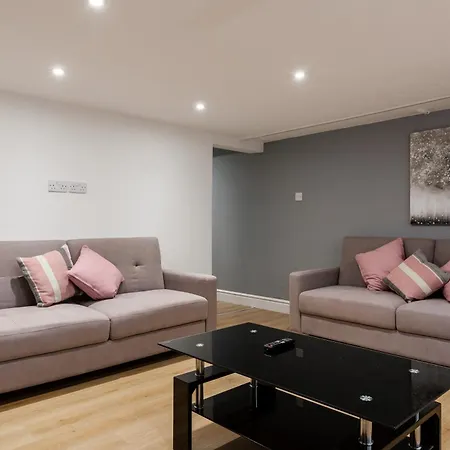Grand Victorian 6 - En-suites, Hot Tub, Cinema Room, Private Parking & Park View *