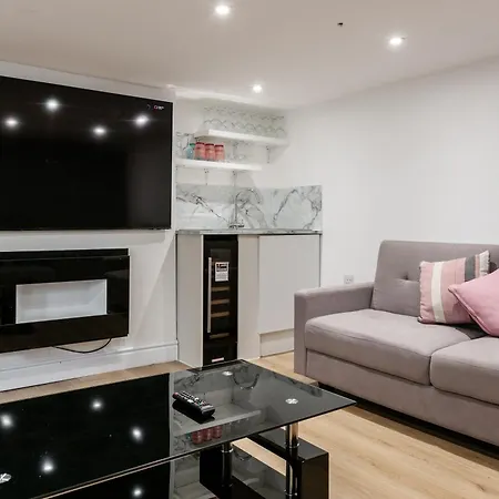 Grand Victorian 6 - En-suites, Hot Tub, Cinema Room, Private Parking & Park View Liverpool