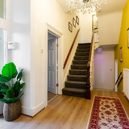Grand Victorian 6 - En-suites, Hot Tub, Cinema Room, Private Parking & Park View *