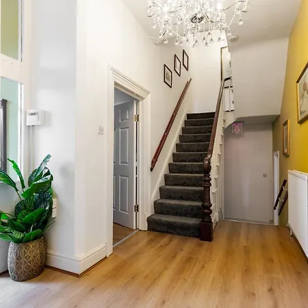 Grand Victorian 6 - En-suites, Hot Tub, Cinema Room, Private Parking & Park View * Liverpool