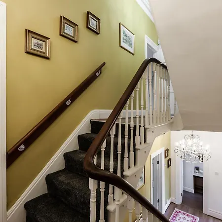 Grand Victorian 6 - En-suites, Hot Tub, Cinema Room, Private Parking & Park View Villa Liverpool