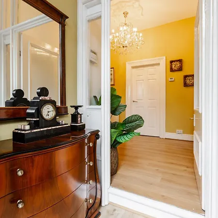 Grand Victorian 6 - En-suites, Hot Tub, Cinema Room, Private Parking & Park View