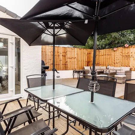 Grand Victorian 6 - En-suites, Hot Tub, Cinema Room, Private Parking & Park View Liverpool