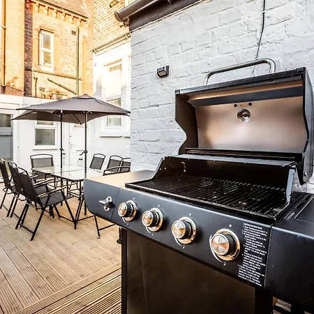 Grand Victorian 6 - En-suites, Hot Tub, Cinema Room, Private Parking & Park View Villa
