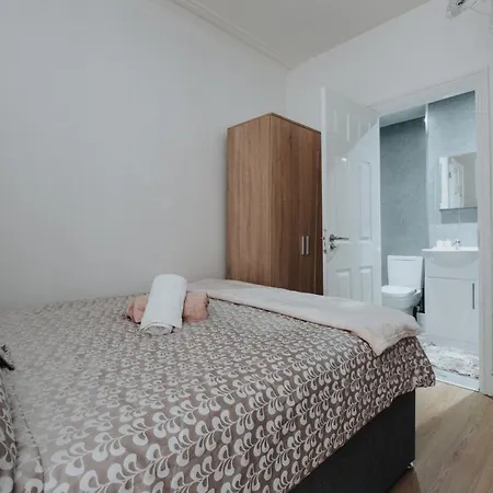 Grand Victorian 6 - En-suites, Hot Tub, Cinema Room, Private Parking & Park View Villa