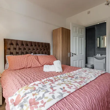 Villa Grand Victorian 6 - En-suites, Hot Tub, Cinema Room, Private Parking & Park View